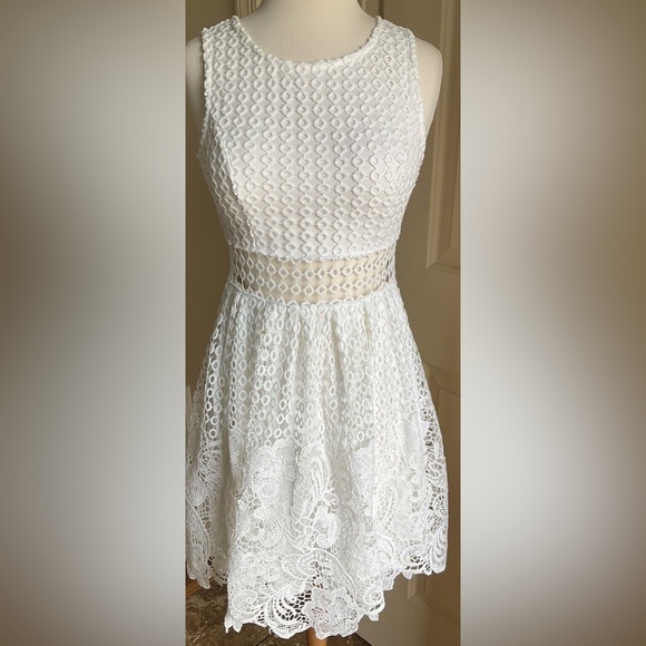 NWT Romeo + Juliet Couture Ivory White Lace Crochet Eyelet Dress - Picture 3 of 8